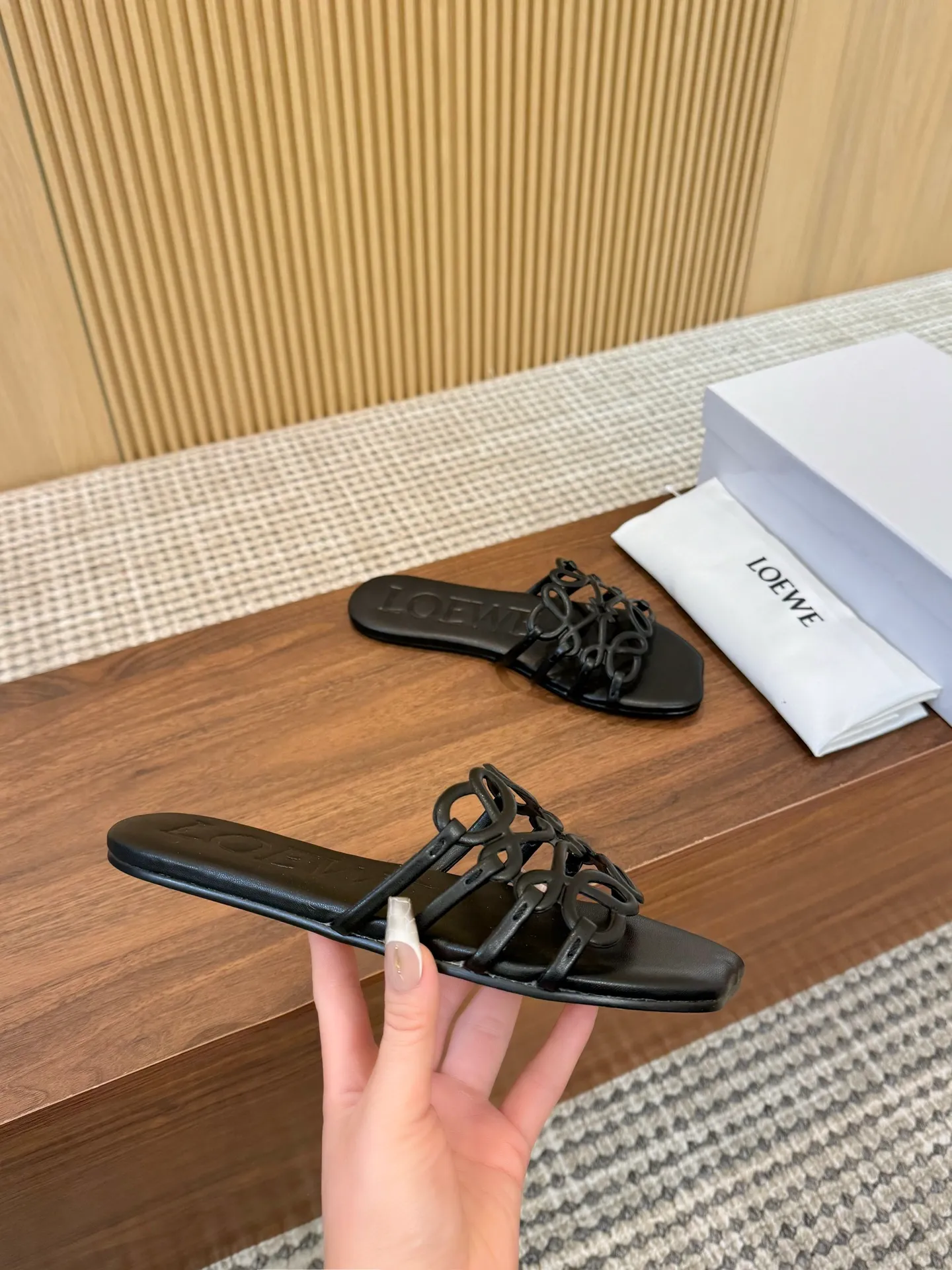👟👟Ex-factory price 400👟👟 The latest 2025 LOEWE, summer limited edition hollow slippers, they are so beautiful on your feet! ! ! Highly recommended, a super lazy drag, the same style worn by celebrity bloggers! Fabric: Imported sheepskin (black, white, apricot, red, pink, five colors) Lining: Imported sheepskin Genuine leather outsole injection molded dyed bottom Number: 35-42